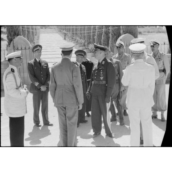 Le Generalleutnant Martin Fiebig visite le monastère du Mont Filérimos en compagnie de l'amiral Inigo Campioni et de son état-major.