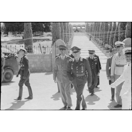 Le Generalleutnant Martin Fiebig visite le monastère du Mont Filérimos en compagnie de l'amiral Inigo Campioni et de son état-major.