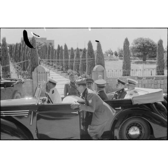 Le Generalleutnant Martin Fiebig visite le monastère du Mont Filérimos en compagnie de l'amiral Inigo Campioni et de son état-major.