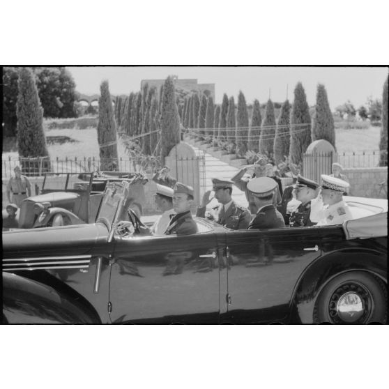 Le Generalleutnant Martin Fiebig visite le monastère du Mont Filérimos en compagnie de l'amiral Inigo Campioni et de son état-major.