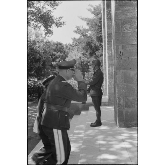 Le général Martin Fiebig lors d'une tournée d'inspection sur l'île de Rhodes.