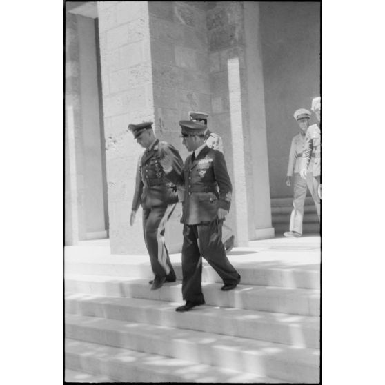 Le général Martin Fiebig lors d'une tournée d'inspection sur l'île de Rhodes.