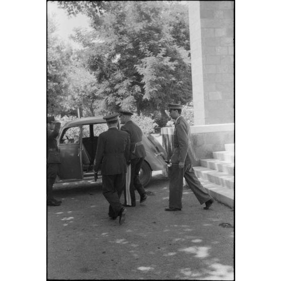 Le général Martin Fiebig lors d'une tournée d'inspection sur l'île de Rhodes.