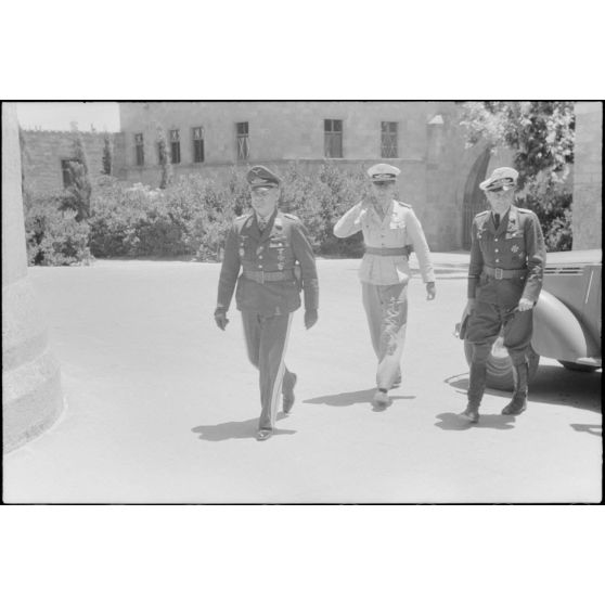 Le général Martin Fiebig arrive au poste de commandement de l'amiral italien Inigo Campioni installé au chateau de Rhodes.