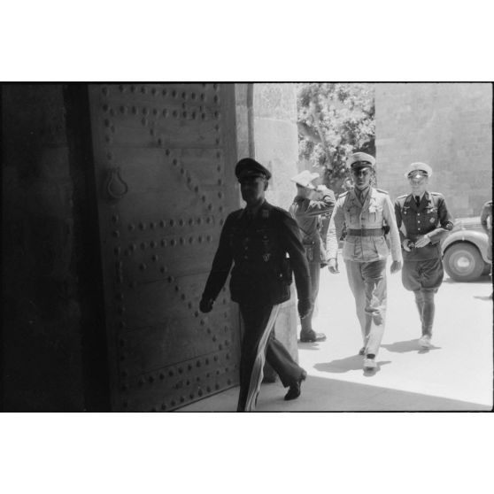 Le général Martin Fiebig arrive au poste de commandement de l'amiral italien Inigo Campioni installé au chateau de Rhodes.