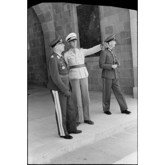 Au château de Rhodes, le général Martin Fiebig et le général Ulrich Kleemann.