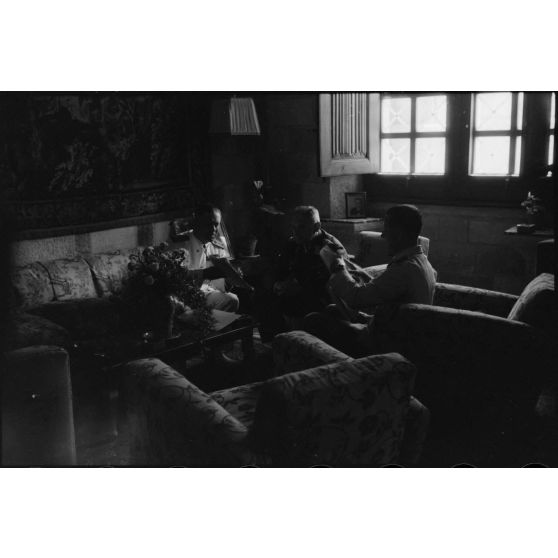 L'amiral italien Inigo Campioni reçoit le général allemand Martin Fiebig.