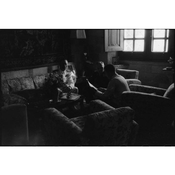 L'amiral italien Inigo Campioni reçoit le général allemand Martin Fiebig.