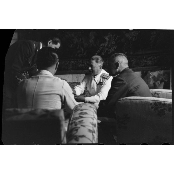 L'amiral italien Inigo Campioni reçoit le général allemand Martin Fiebig.