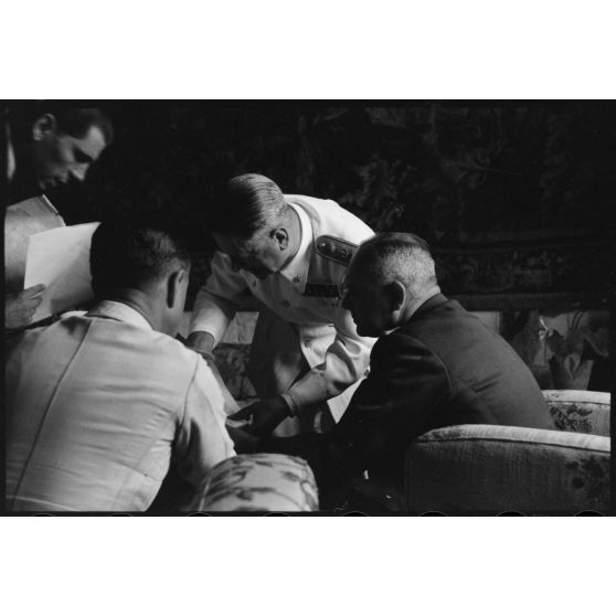 L'amiral italien Inigo Campioni reçoit le général allemand Martin Fiebig.