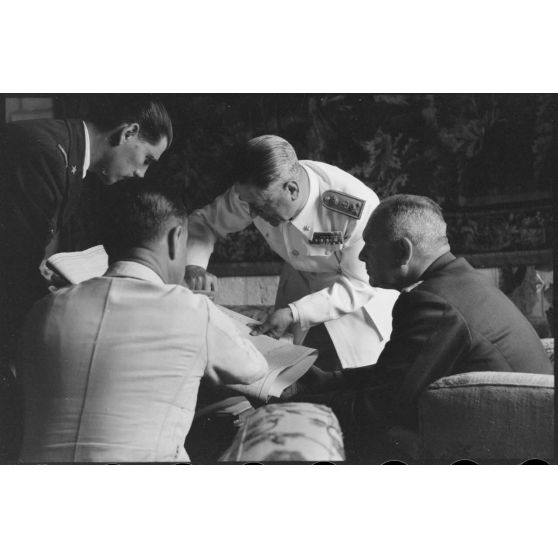 L'amiral italien Inigo Campioni reçoit le général allemand Martin Fiebig.