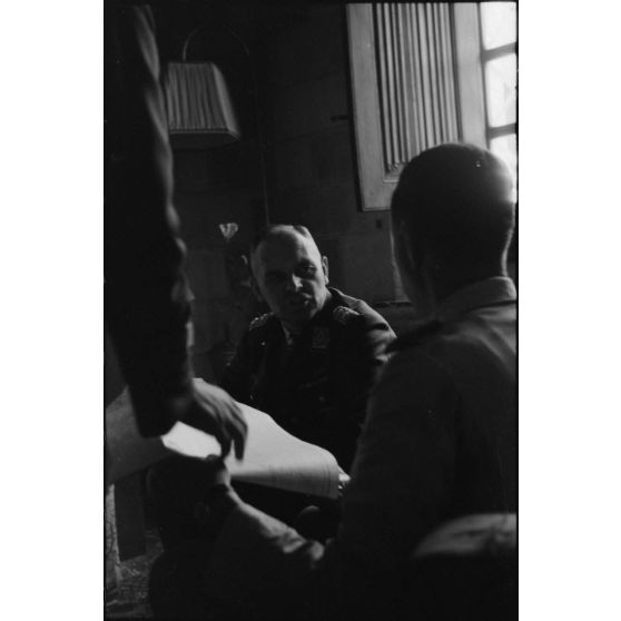 L'amiral italien Inigo Campioni reçoit le général allemand Martin Fiebig.