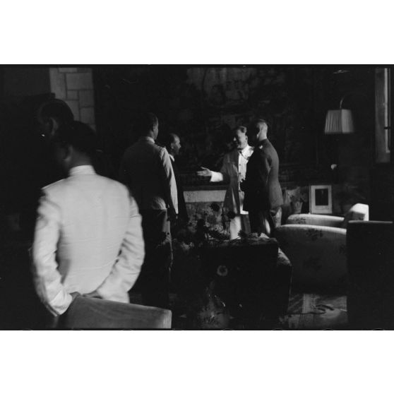 L'amiral italien Inigo Campioni reçoit le général allemand Martin Fiebig.