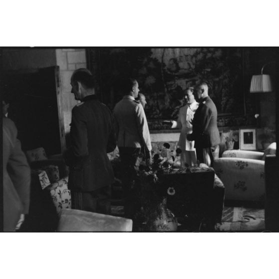 L'amiral italien Inigo Campioni reçoit le général allemand Martin Fiebig.