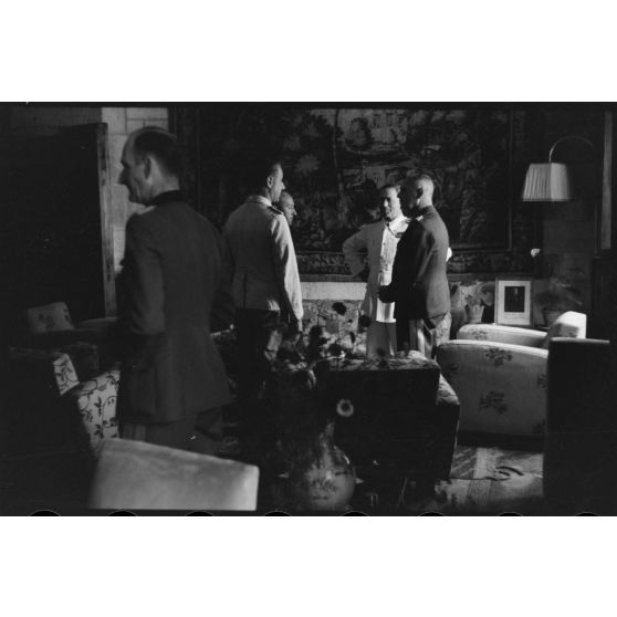 L'amiral italien Inigo Campioni reçoit le général allemand Martin Fiebig.