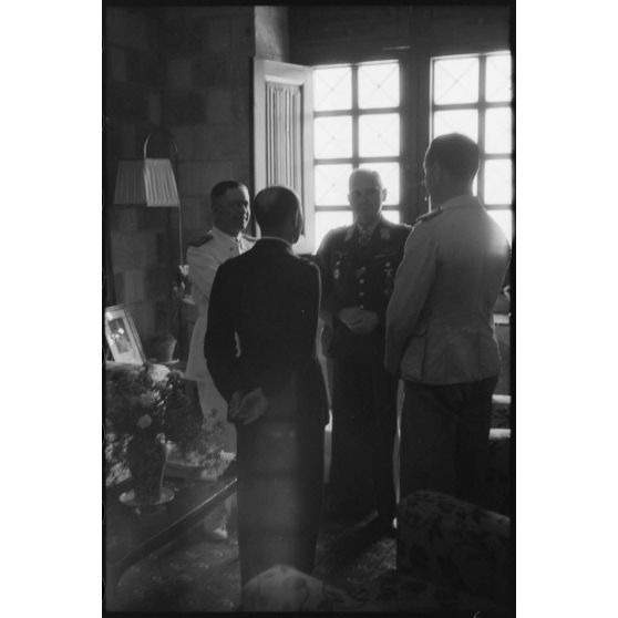 L'amiral italien Inigo Campioni reçoit le général allemand Martin Fiebig.