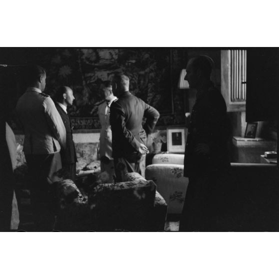 L'amiral italien Inigo Campioni reçoit le général allemand Martin Fiebig.