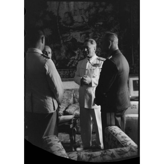 L'amiral italien Inigo Campioni reçoit le général allemand Martin Fiebig.