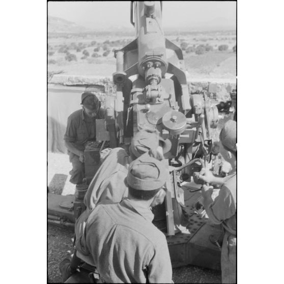 Instruction d'artilleurs italiens sur un canon de DCA  8,8 cm FlaK.