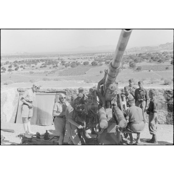 Instruction d'artilleurs italiens sur un canon de DCA  8,8 cm FlaK.