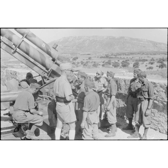 Instruction d'artilleurs italiens sur un canon de DCA  8,8 cm FlaK.