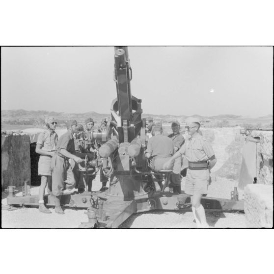 Instruction d'artilleurs italiens sur un canon de DCA  8,8 cm FlaK.