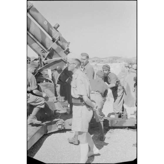 Instruction d'artilleurs italiens sur un canon de DCA  8,8 cm FlaK.