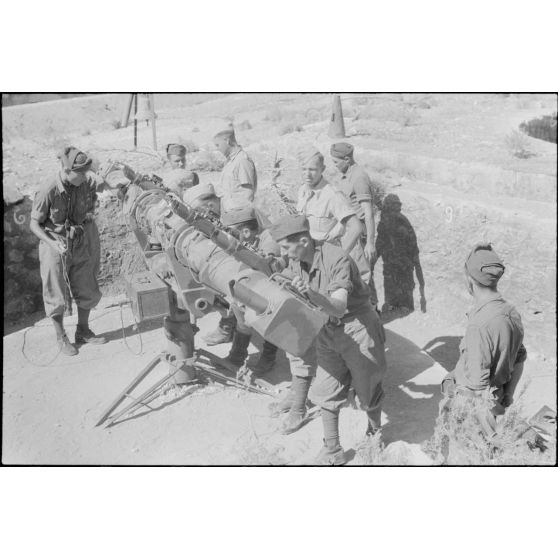 Instruction d'une équipe de direction de tir de l'armée italienne sur un télémètre (Entfernungmesser 4mRH ou Kommandogerät) servant de guide au tir d'une batterie de 8,8 cm FlaK.