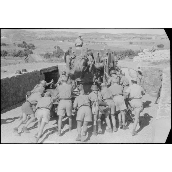 Exercice de déplacement d'une pièce de DCA de 8,8 cm FlaK.