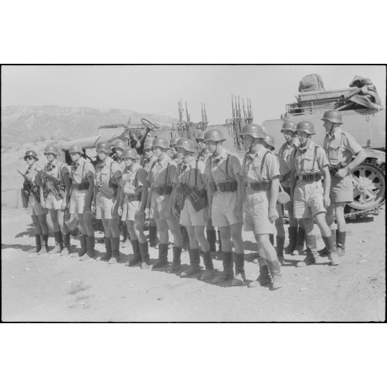 Un semi-chenillé Sd.kfz.7 s'apprête à tracter une pièce de 8,8 cm FlaK que les artilleurs viennent d'atteler.