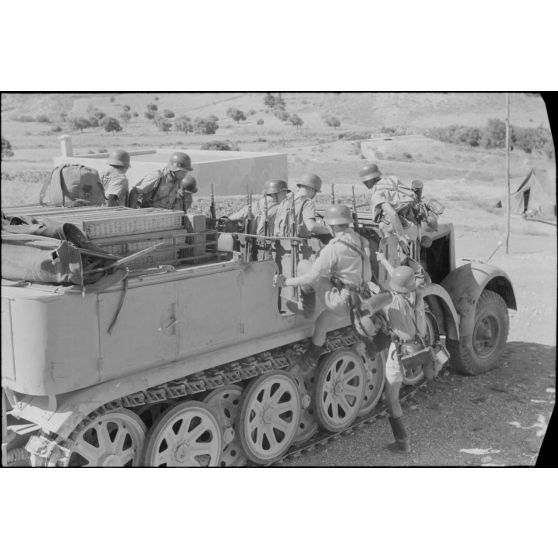 Un semi-chenillé Sd.kfz.7 s'apprête à tracter une pièce de 8,8 cm FlaK que les artilleurs viennent d'atteler.
