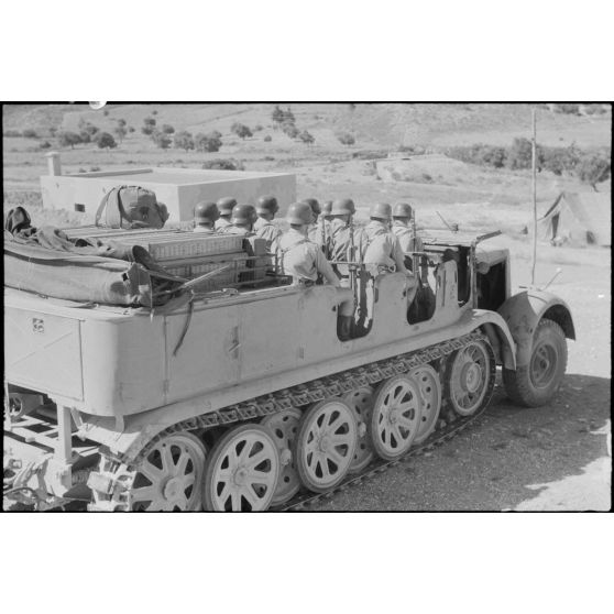 Un semi-chenillé Sd.kfz.7 s'apprête à tracter une pièce de 8,8 cm FlaK que les artilleurs viennent d'atteler.