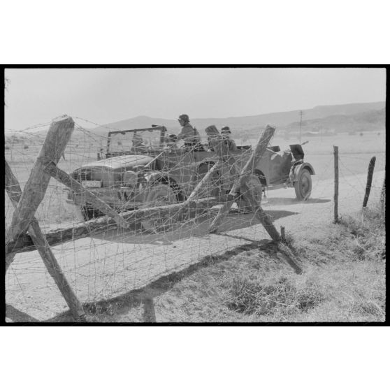 Un Krupp Protze Kfz.70 tractant une pièce de 2 cm FlaK que les artilleurs viennent d'atteler.