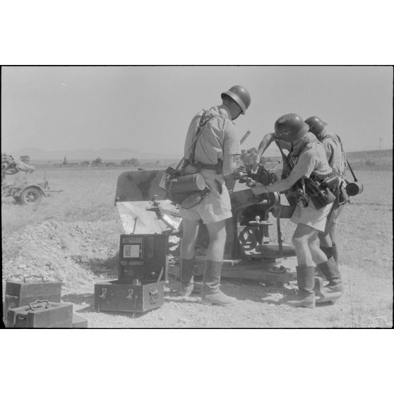 La mise en place d'une batterie de 8,8 cm FlaK et de ses canons de 2 cm FlaK pour sa protection.