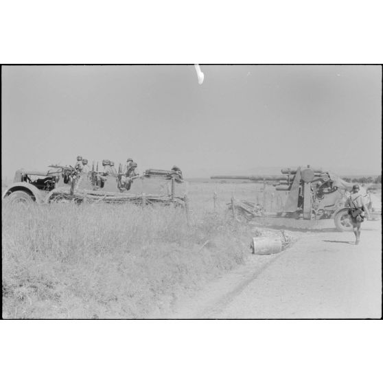 La mise en place d'une batterie de 8,8 cm FlaK et de ses canons de 2 cm FlaK pour sa protection.