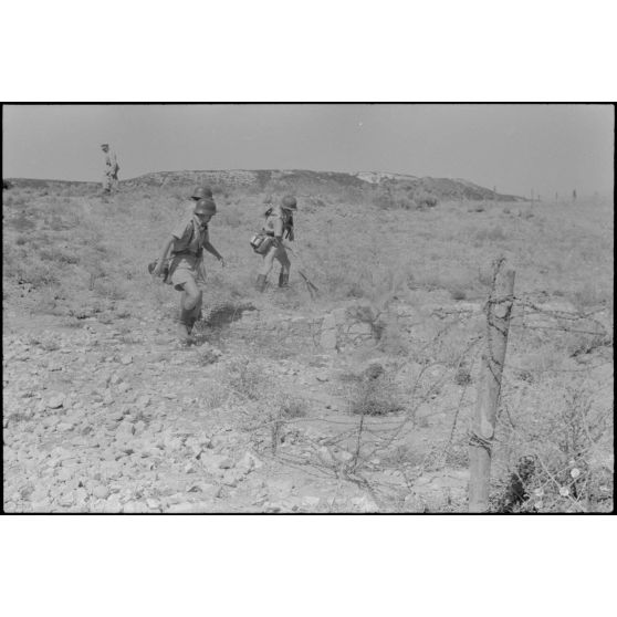La mise en place d'une batterie de 8,8 cm FlaK et de ses canons de 2 cm FlaK pour sa protection.