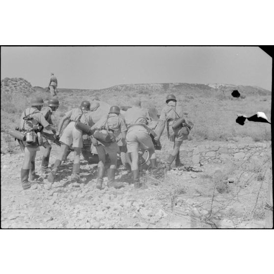 La mise en place d'une batterie de 8,8 cm FlaK et de ses canons de 2 cm FlaK pour sa protection.