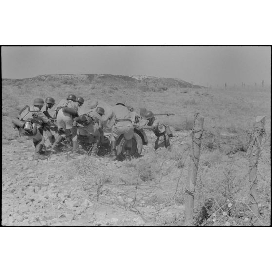 La mise en place d'une batterie de 8,8 cm FlaK et de ses canons de 2 cm FlaK pour sa protection.