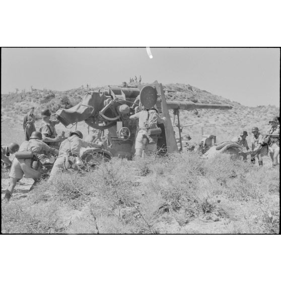 La mise en place d'une batterie de 8,8 cm FlaK et de ses canons de 2 cm FlaK pour sa protection.