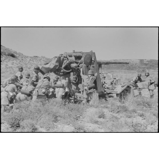 La mise en place d'une batterie de 8,8 cm FlaK et de ses canons de 2 cm FlaK pour sa protection.