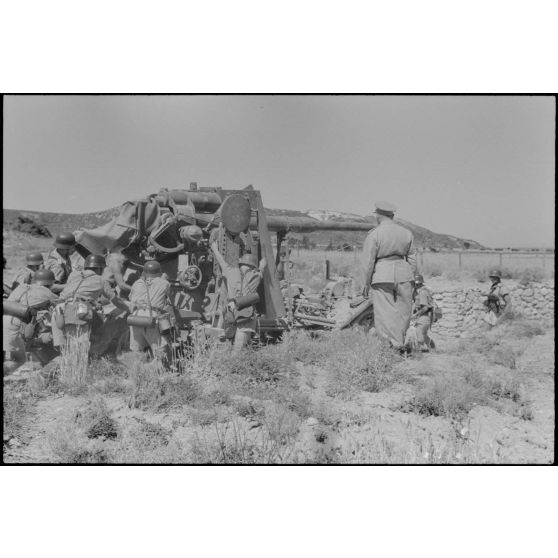 La mise en place d'une batterie de 8,8 cm FlaK et de ses canons de 2 cm FlaK pour sa protection.