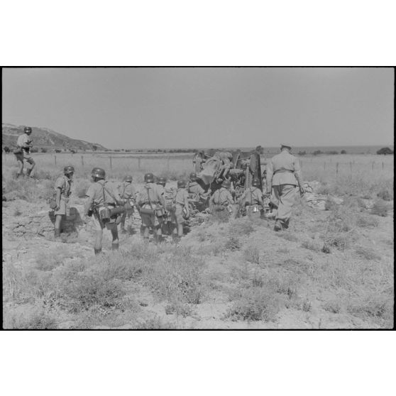 La mise en place d'une batterie de 8,8 cm FlaK et de ses canons de 2 cm FlaK pour sa protection.