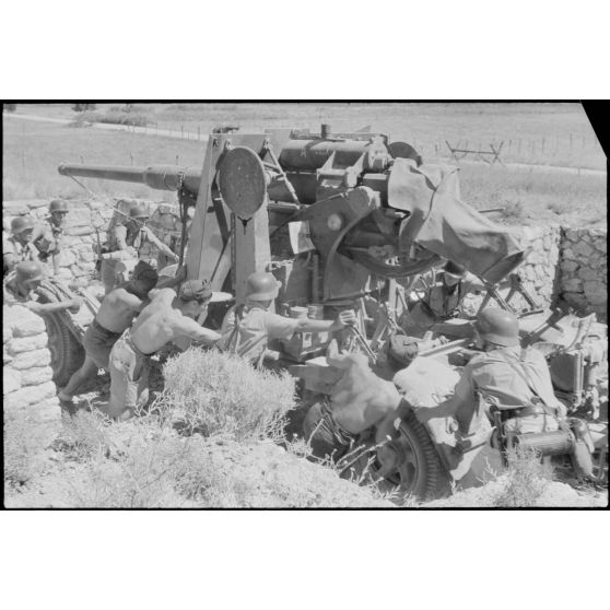La mise en place d'une batterie de 8,8 cm FlaK et de ses canons de 2 cm FlaK pour sa protection.