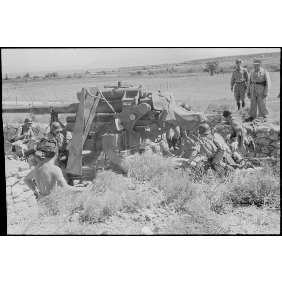 La mise en place d'une batterie de 8,8 cm FlaK et de ses canons de 2 cm FlaK pour sa protection.