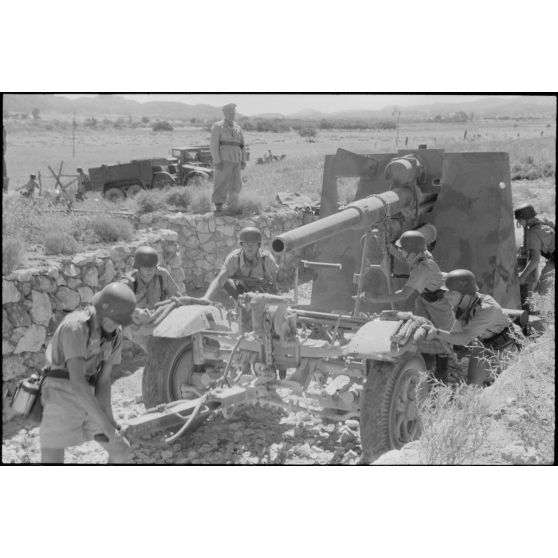 La mise en place d'une batterie de 8,8 cm FlaK et de ses canons de 2 cm FlaK pour sa protection.
