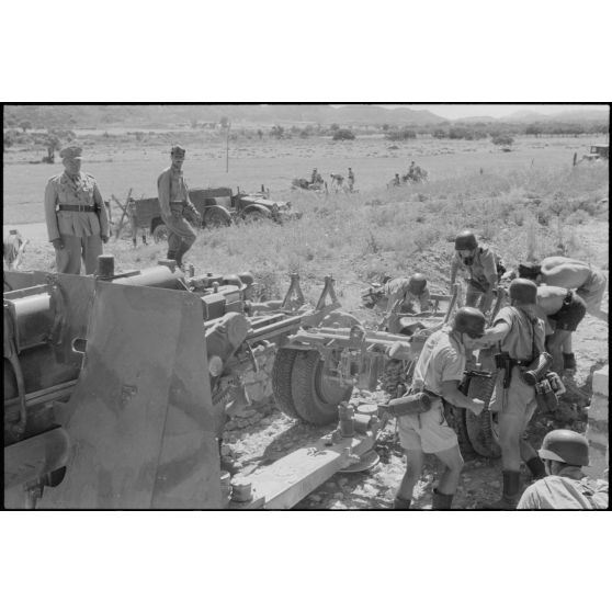La mise en place d'une batterie de 8,8 cm FlaK et de ses canons de 2 cm FlaK pour sa protection.