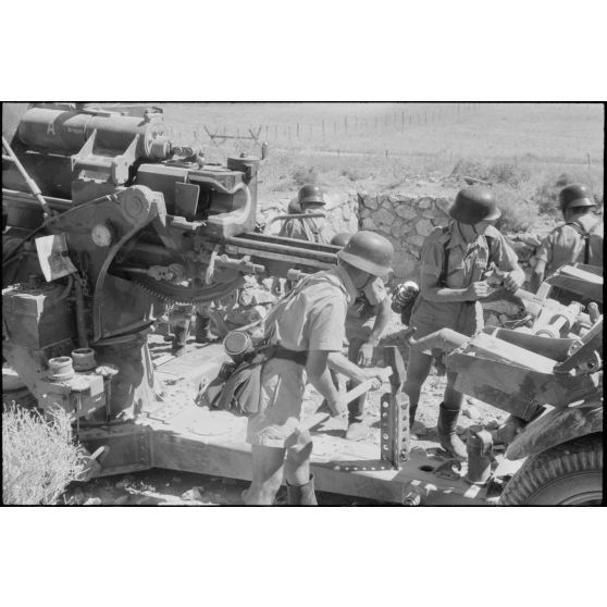 La mise en place d'une batterie de 8,8 cm FlaK et de ses canons de 2 cm FlaK pour sa protection.