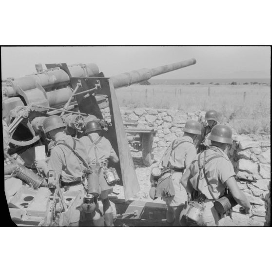 La mise en place d'une batterie de 8,8 cm FlaK et de ses canons de 2 cm FlaK pour sa protection.