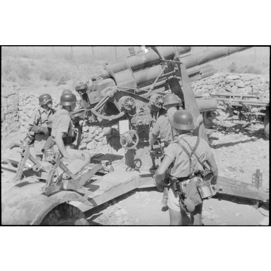 La mise en place d'une batterie de 8,8 cm FlaK et de ses canons de 2 cm FlaK pour sa protection.