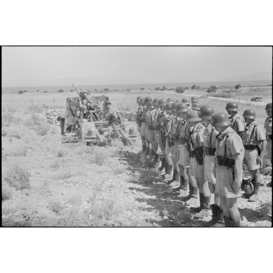 La mise en place d'une batterie de 8,8 cm FlaK et de ses canons de 2 cm FlaK pour sa protection.